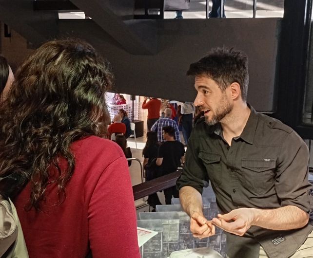 El autor de Raro