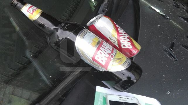 Chocó cinco autos y terminó incrustado en la ochava de un local comercial