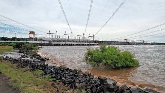 Las precipitaciones en las cuencas media obligan a nuevas maniobras en la represa de Salto Grande.