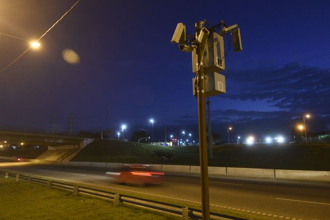 Lentes para abajo. En Ayacucho y Circunvalación se repiten los hechos de vandalismo: anoche los radares no medían la velocidad vehicular.