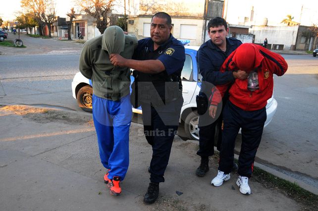 Detuvieron a nueve tiratiros y secuestraron media docena de armas en B° Cabal de Santa Fe