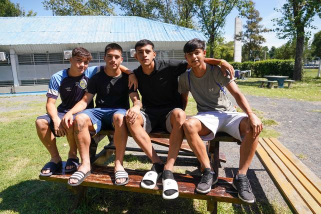 Amigos sobre la mesa. Sueñan con llegar a primera.