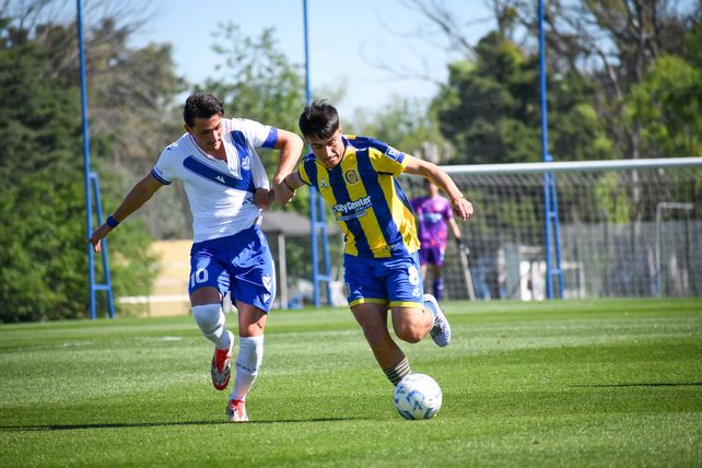 Mateo Serra se esfuerza al máximo en la disputa con un rival. El volante fue titular en el Central de Pobersnik.