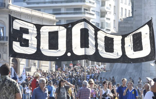 La estandarte con la cifra de los 30 mil desaparecidos encabezó la columna de manifestante que llegó a alcanzar unas 30 cuadras y que desembocó en el Monumento a la Bandera.