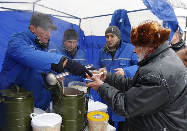 Voluntarios distribuyen comida caliente a personas sin hogar en Stavropol