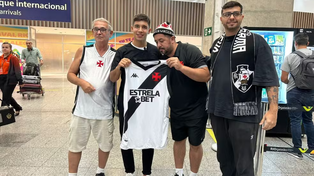 Juan Sforza con hinchas de Vasco da Gama. El ex-Newells interesa en San Lorenzo.&nbsp;