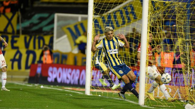 Tobías Cervera acompaña el baló tras el toque sutil de Campaz. Con ese gol Central logró sumar de a tres en el Gigante.
