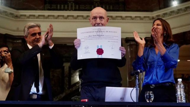 El rector Franco Bartolacci y la decana Soledad Cottone, de pie en el reconocimiento a Volnovich en el ECU.
