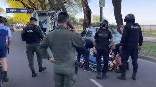 Ciclista internado tras chocar en avenida Belgrano con un auto estacionado