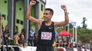 Es el primer argentino en la historia del atletismo nacional en bajar los 29 minutos (28’ 33’’) para los 10 metros.