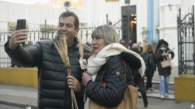 San Cayetano: una multitud de fieles pidió trabajo en Rosario desde temprano