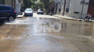 Reventó una cañería, inundó un sector de barrio Sur y dejó sin presión de agua parte del centro