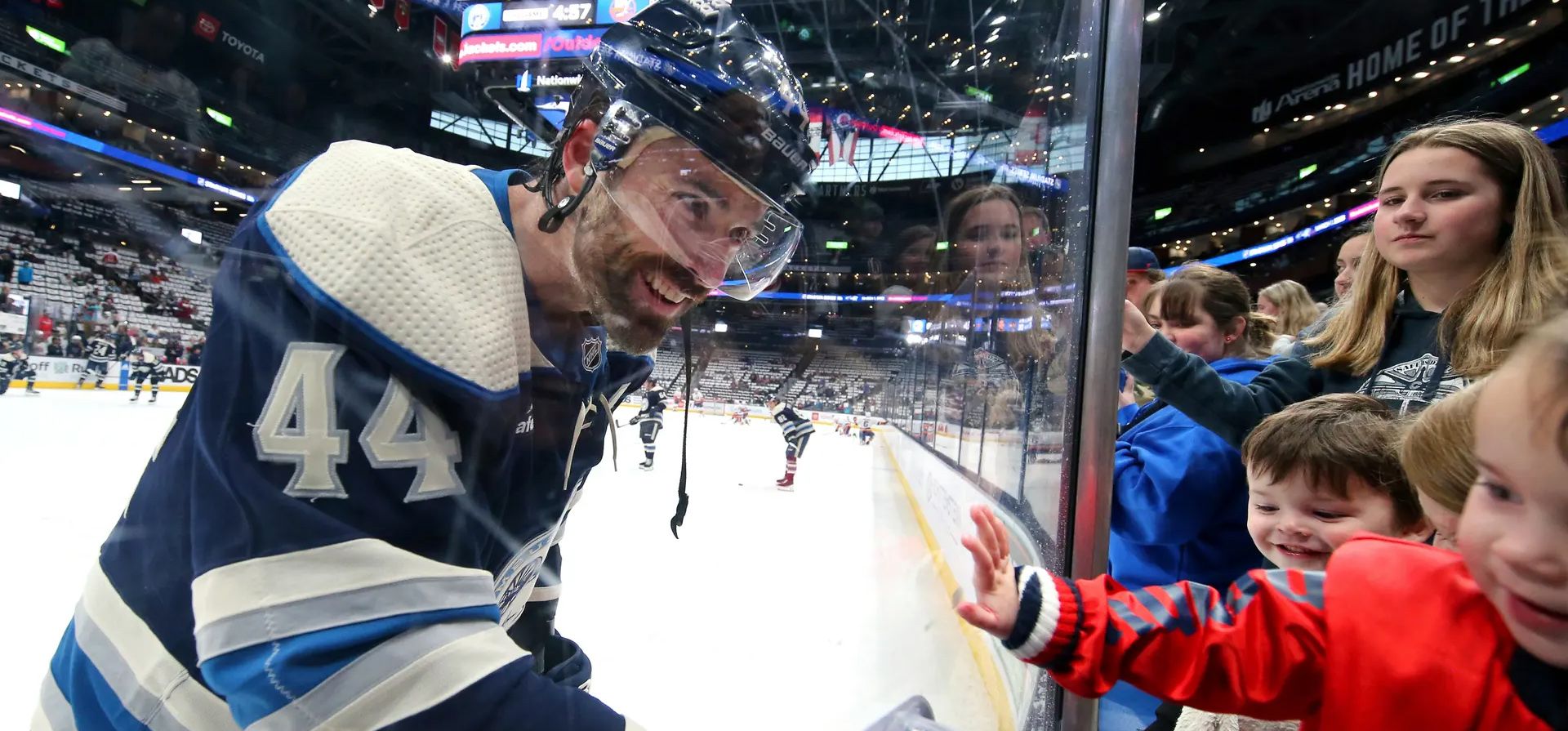El jugador de los Columbus Blue Jackets, Erik Gudbranson, saluda a su hija de cuatro años, Zoey, antes de un partido de hockey sobre hielo de la NHL contra los New York Islanders en Ohio, Columbus, Estados Unidos. Fotografía: Joe Maiorana/AP El jugador de los Columbus Blue Jackets, Erik Gudbranson, saluda a su hija de cuatro años, Zoey, antes de un partido de hockey sobre hielo de la NHL contra los New York Islanders en Ohio, Columbus, Estados Unidos. Fotografía: Joe Maiorana/AP