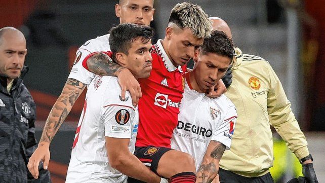 Lisandro Martínez es retirado por Marcos Acuña y Gonzalo Montiel&nbsp;