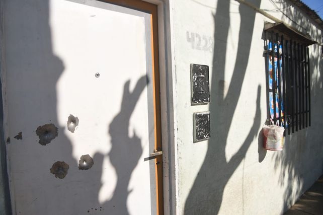 Así quedó el frente de la vivienda. Los vecinos dicen que hubo un enfrentamiento entre bandas.&nbsp;