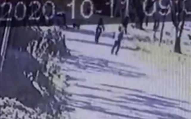 El momento en el que el dueño del utilitario mata al asaltante quedó grabado por una cámara de seguridad.