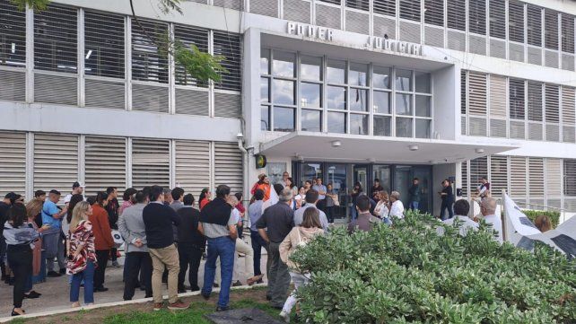 Este viernes los trabajadores judiciales nucleados en la Asociación Judicial de Entre Ríos (AJER) se manifestaron en las puertas del Supremo Tribunal de Justicia para exigir recomposición salarial tras la Ley de Emergencia.&nbsp;