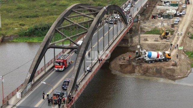 Puente Carretero: un hombre escaló uno de los arcos y generó un operativo de rescate que duró más de ocho horas