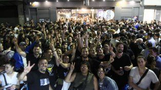 Primeros festejos en el búnker peronista en Rosario.