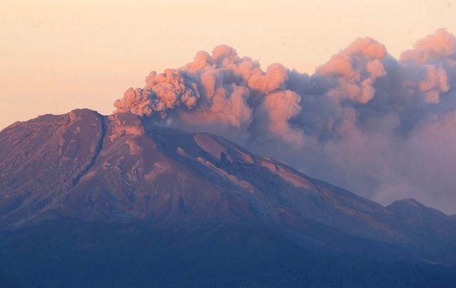 Pavoroso. El Calbuco registró una segunda erupción ayer y volvió a expulsar cenizas y material piroclástico.