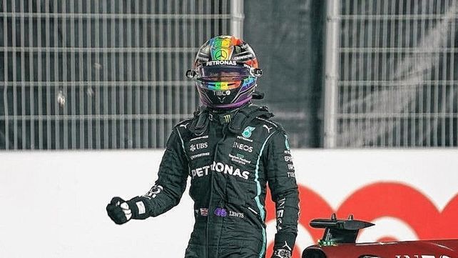 Lewis Hamilton ganó en Qatar y acortó distancia con Verstappen.