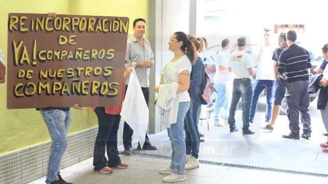 Por despidos, trabajadores protestaron frente al Sindicato de Empleados de Comercio
