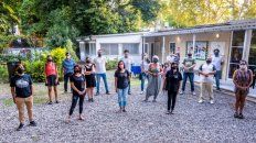 Funcionarios municipales y representantes de organizaciones sociales tras la firma del convenio por las casas asistidas. Funcionarios municipales y representantes de organizaciones sociales tras la firma del convenio por las casas asistidas.