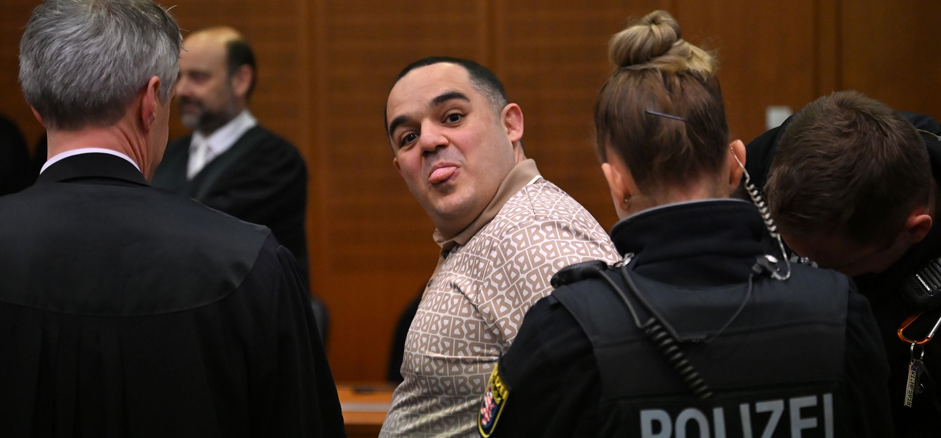 Uno de los tres acusados, el ucraniano Robert A., saca la lengua en el primer día del juicio contra tres hombres acusados de espiar para Rusia, en Hesse, Alemania, el martes 9 de diciembre de 2025. (dpa vía AP) Uno de los tres acusados, el ucraniano Robert A., saca la lengua en el primer día del juicio contra tres hombres acusados de espiar para Rusia, en Hesse, Alemania, el martes 9 de diciembre de 2025. (dpa vía AP)