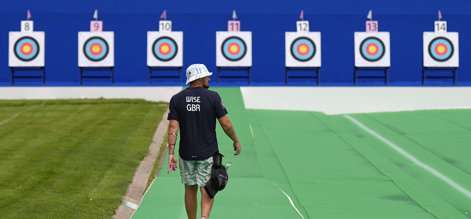 Lex Wise, de Gran Bretaña, camina para recuperar flechas durante una sesión de entrenamiento de tiro con arco, en los Juegos Olímpicos de Verano de 2024, el martes 23 de julio de 2024, en París, Francia. (Foto AP/Brynn Anderson) Lex Wise, de Gran Bretaña, camina para recuperar flechas durante una sesión de entrenamiento de tiro con arco, en los Juegos Olímpicos de Verano de 2024, el martes 23 de julio de 2024, en París, Francia. (Foto AP/Brynn Anderson)
