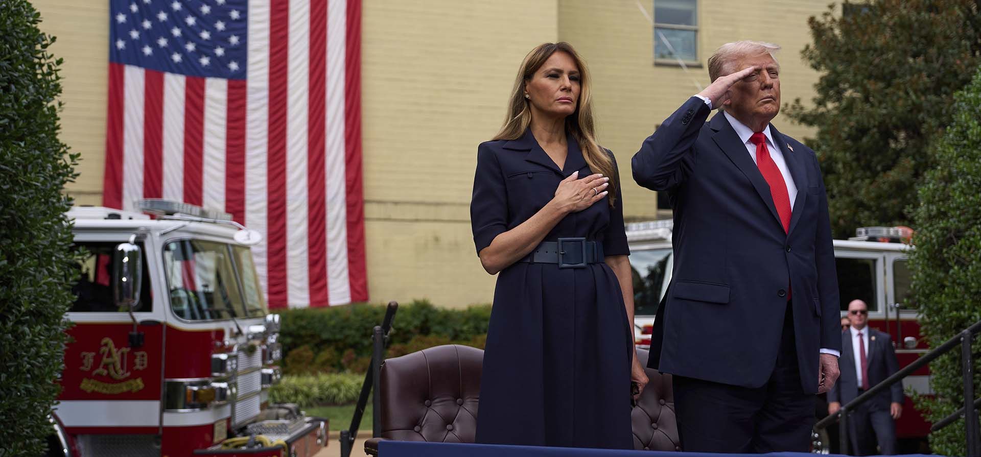 El presidente Donald Trump y la primera dama Melania Trump asisten a una ceremonia para conmemorar el 24º aniversario de los atentados del 11-S, el jueves 11 de septiembre de 2025, en el Pentágono, Washington. (Foto AP/Evan Vucci)