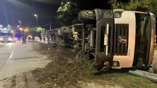 Accidente en Circunvalación Oeste: un camión volcó y hay importantes demoras en el tránsito
