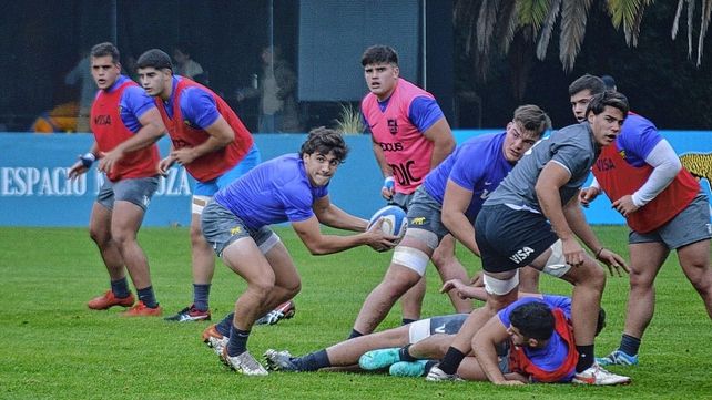 El santafesino Juan Cruz Strada intenta abrir la pelota ante la atenta mirada del rafaelino Rubiolo.