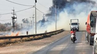 Una densa humareda cubría ambas manos de la calzada de la ruta A012, a la altura de la autopista a Santa Fe.