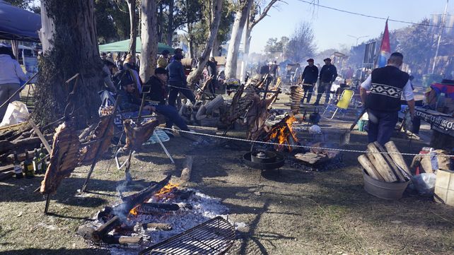 El Séptimo Concurso de Asado a la Estaca de Ybarlucea contó con la participación de más de 50 asadores de la región.