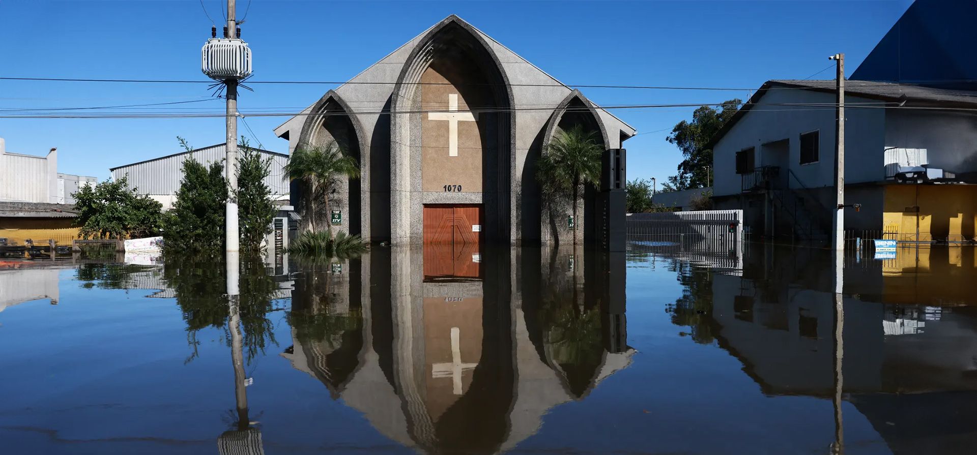 Una iglesia está rodeada por el agua de la inundación en el barrio de Harmonia, en Rio Grande do Sul, Canoas, Brasil. Fotografía: Diego Vara/Reuters Una iglesia está rodeada por el agua de la inundación en el barrio de Harmonia, en Rio Grande do Sul, Canoas, Brasil. Fotografía: Diego Vara/Reuters