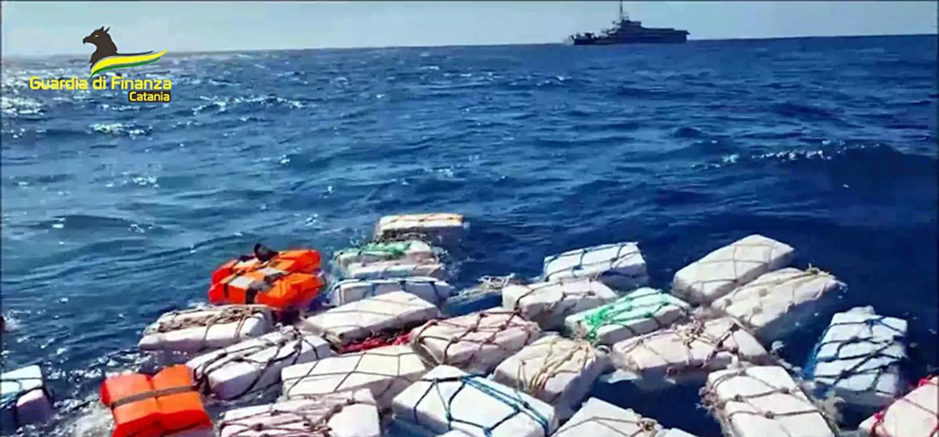 Paquetes de cocaína flotan frente a la costa este de la isla italiana de Sicilia durante una interceptación por parte de la policía. Se recuperaron más de 400 millones de euros en droga. La policía dijo que lo más probable es que haya sido abandonado por un barco para que los narcotraficantes lo llevaran a tierra. Fotografía: Guardia di Finanza/AFP/Getty Images