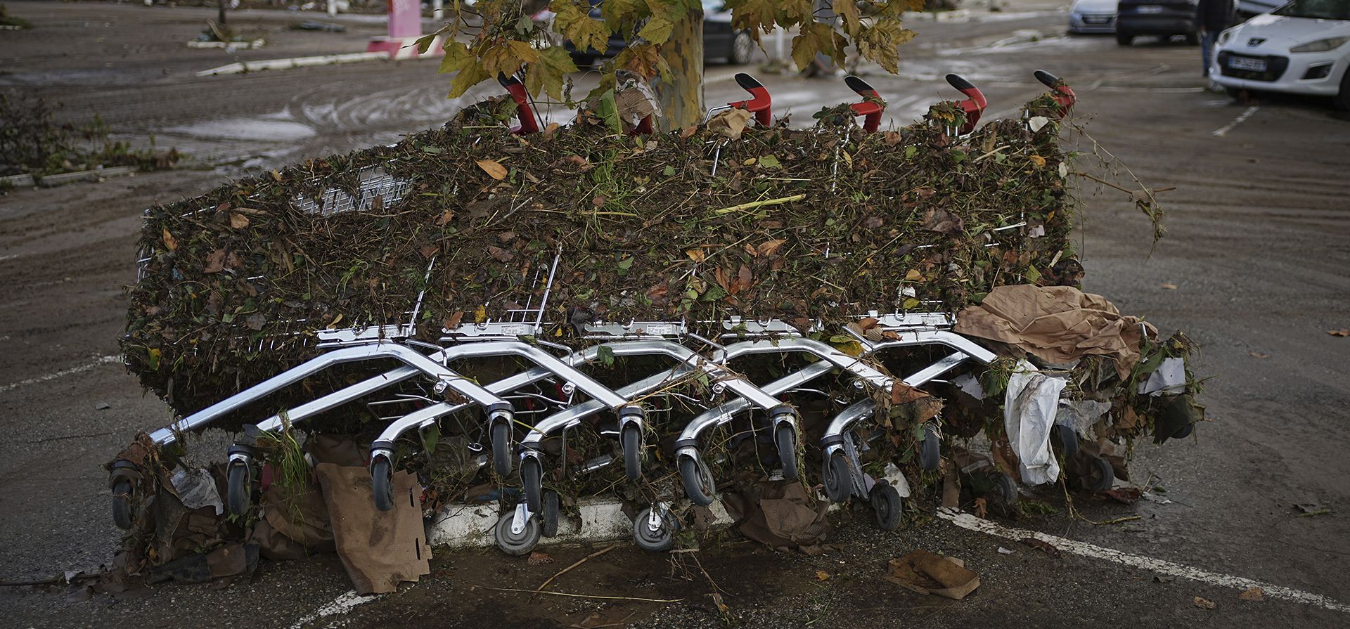 Carritos de compras en el estacionamiento de un centro comercial en Givors, en el centro de Francia, después de que las lluvias torrenciales y las inundaciones sumergieran carreteras y vías férreas, el viernes 18 de octubre de 2024. (Foto AP/Laurent Cirpiani) Carritos de compras en el estacionamiento de un centro comercial en Givors, en el centro de Francia, después de que las lluvias torrenciales y las inundaciones sumergieran carreteras y vías férreas, el viernes 18 de octubre de 2024. (Foto AP/Laurent Cirpiani)