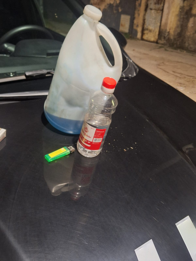 Los elementos que llevaba en la mochila el hombre que atacó a un policía