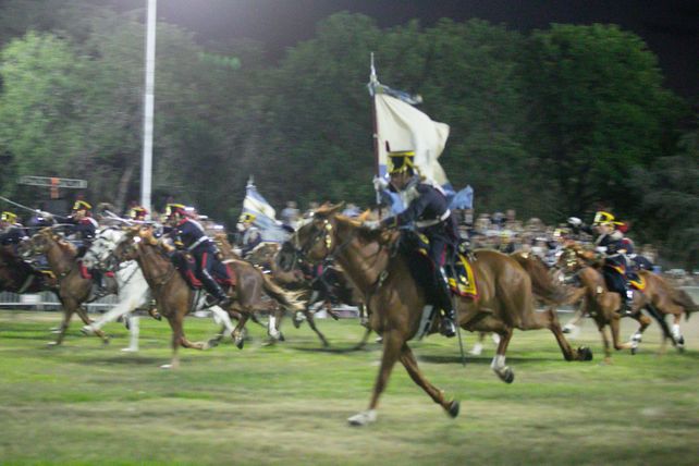 La recreación de la tradicional carga de la caballería tuvo lugar durante el evento en San Lorenzo.&nbsp;
