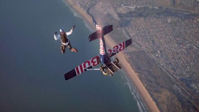 Fracasó el intento de dos pilotos de cambiarse de avión en pleno vuelo
