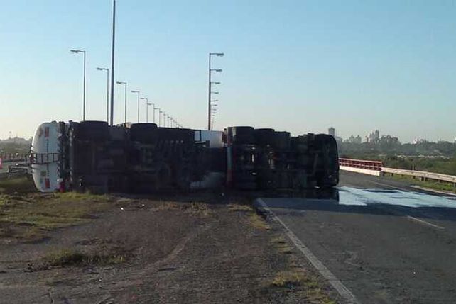 Volcó un camión con sales y químicos para una curtiembre