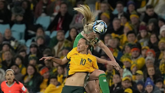 Emily Van Egmond de Australia salta por el balón con Ruesha Littlejohn de Irlanda