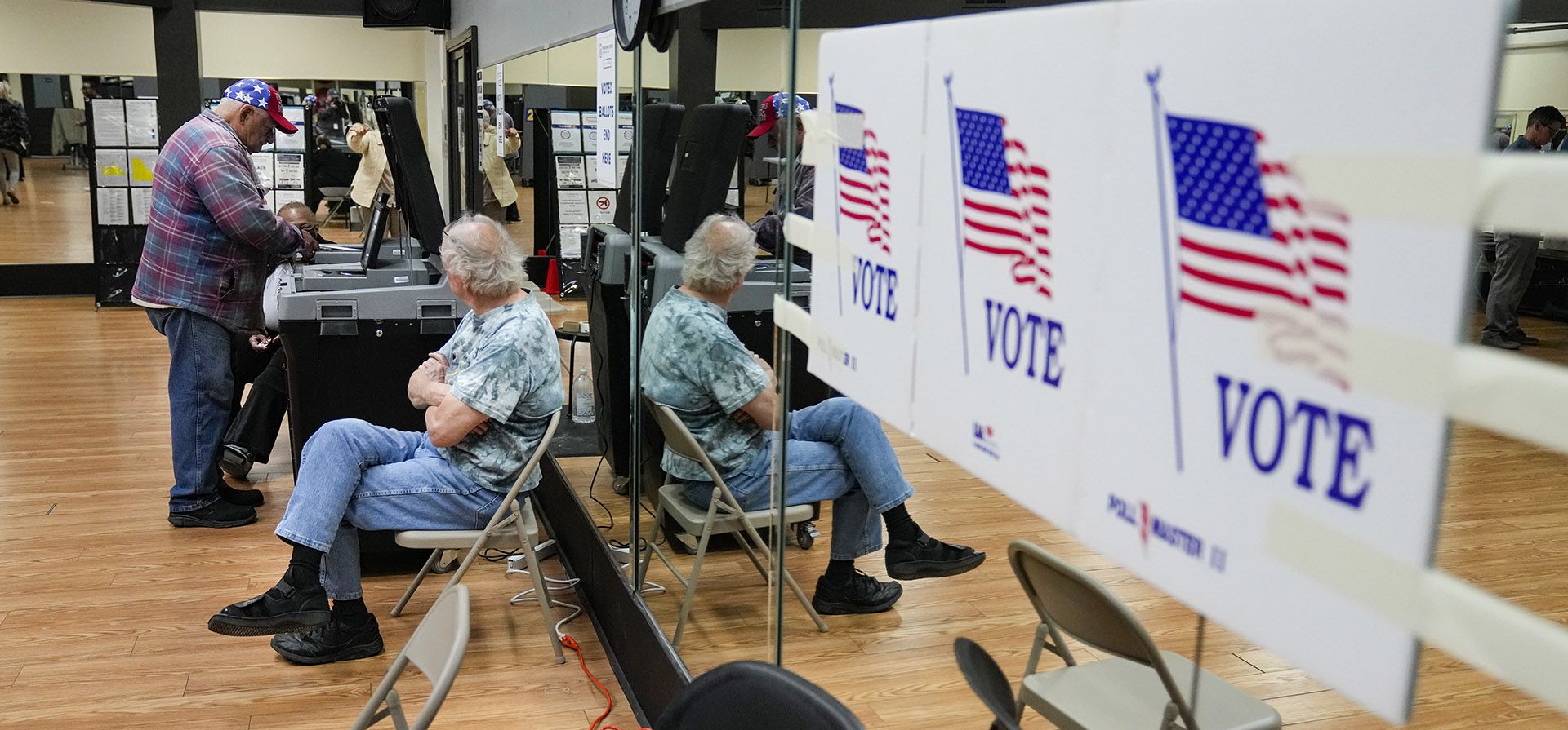 Los votantes de Ohio emitieron sus votos en un gimnasio en el Everybody Fitness Center en Dayton, Ohio, el martes 8 de noviembre de 2022.