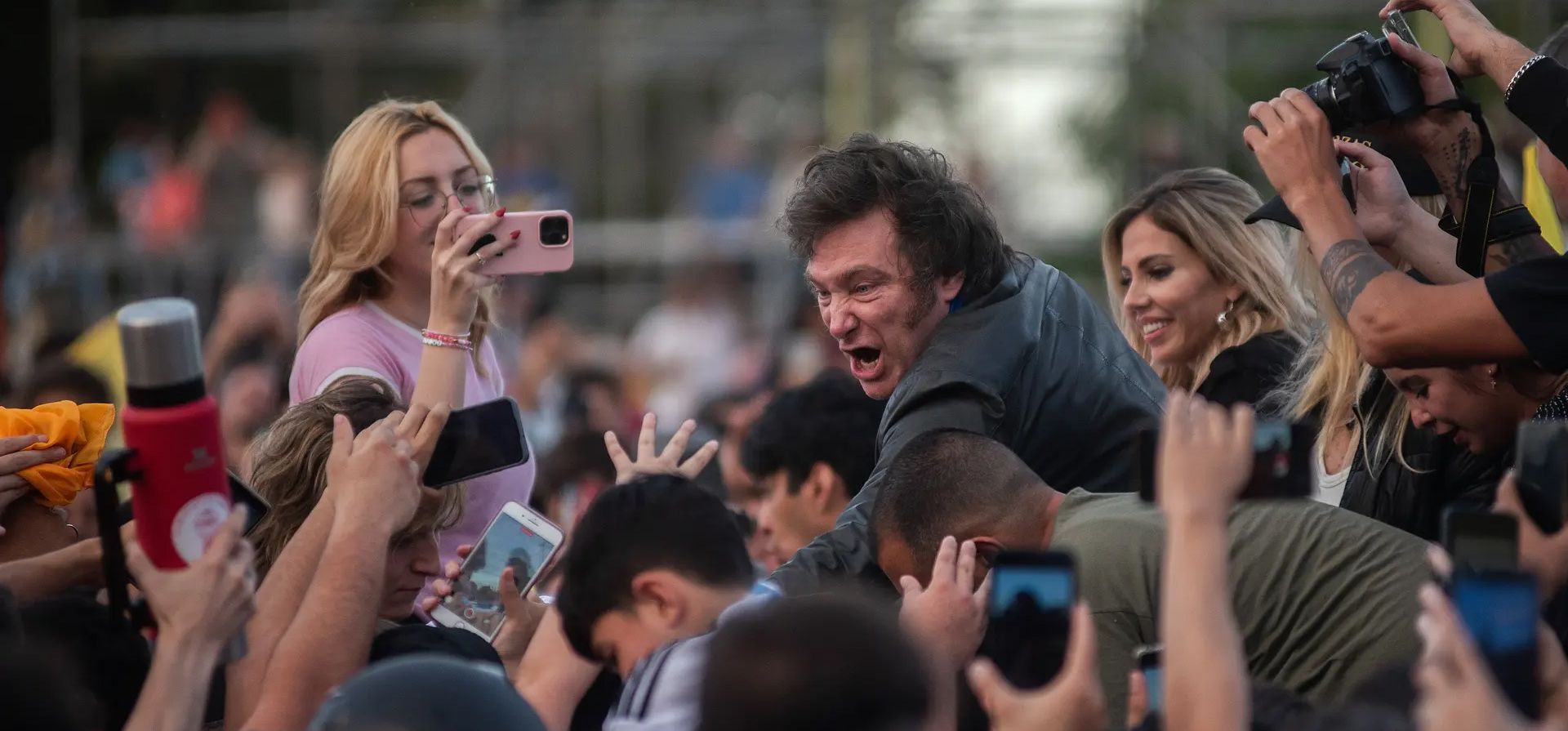 El candidato presidencial de extrema derecha Javier Milei saluda a sus simpatizantes durante un acto de campaña en el Monumento Nacional a la Bandera antes de la segunda vuelta del 19 de noviembre, Rosario, Argentina. Fotografía: Franco Trovato Fuocoo/EPA El candidato presidencial de extrema derecha Javier Milei saluda a sus simpatizantes durante un acto de campaña en el Monumento Nacional a la Bandera antes de la segunda vuelta del 19 de noviembre, Rosario, Argentina. Fotografía: Franco Trovato Fuocoo/EPA