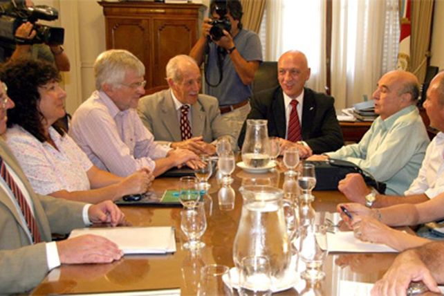 Por los aumentos de tarifas y la inflación invisible del Indec, estatales piden paritarias