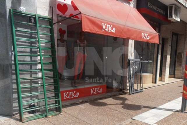 Tras un lunes de persianas bajas y vidrieras tapadas, abre el comercio