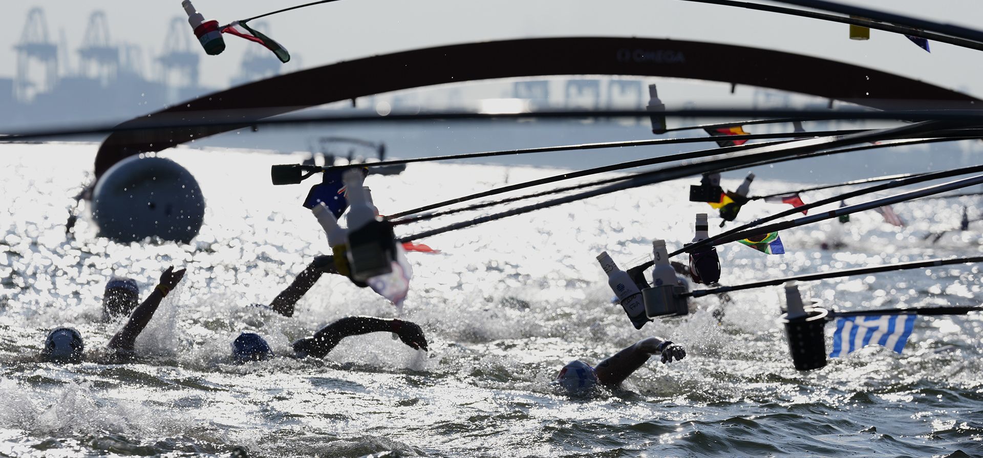 Competidoras nadan frente a un puesto de bebidas durante la prueba femenina de natación en aguas abiertas de 10 km en el Campeonato Mundial de Natación en Singapur, el miércoles 16 de julio de 2025. (Foto AP/Vincent Thian) Competidoras nadan frente a un puesto de bebidas durante la prueba femenina de natación en aguas abiertas de 10 km en el Campeonato Mundial de Natación en Singapur, el miércoles 16 de julio de 2025. (Foto AP/Vincent Thian)