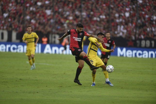 Duelo por la pelota. Ever Banega y Luca Langoni