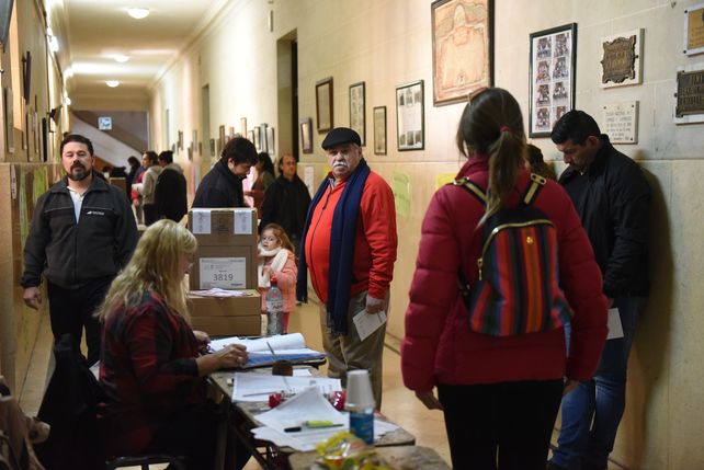 Cerró la votación y a partir de las 21 se esperan los primeros resultados