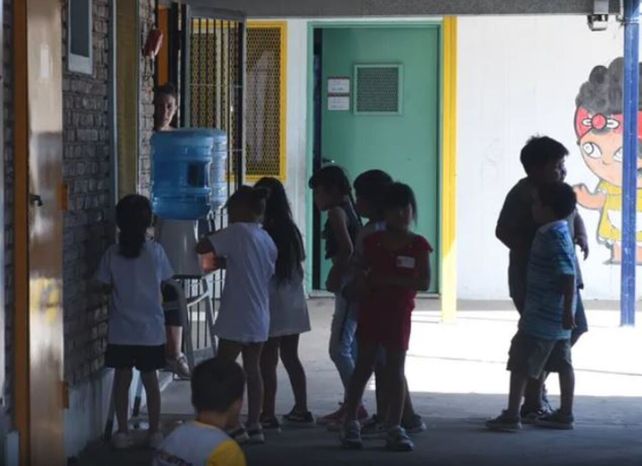 Algunas escuelas tuvieron que reducir o suspender su jornada por la ola de calor que padeció Rosario.
